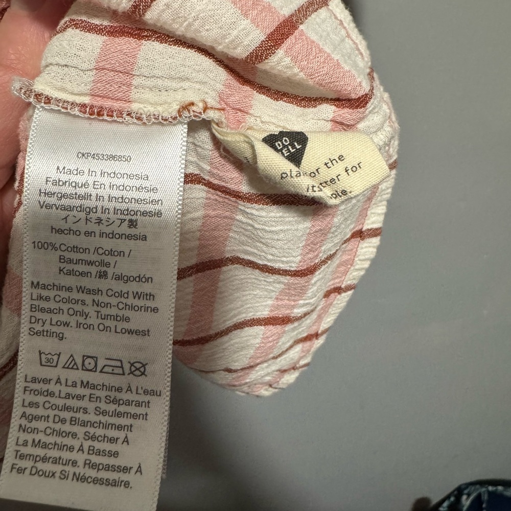 Madewell- women’s crinkle cotton square-neck top with flutter sleeves. Size M - Picture 5 of 9